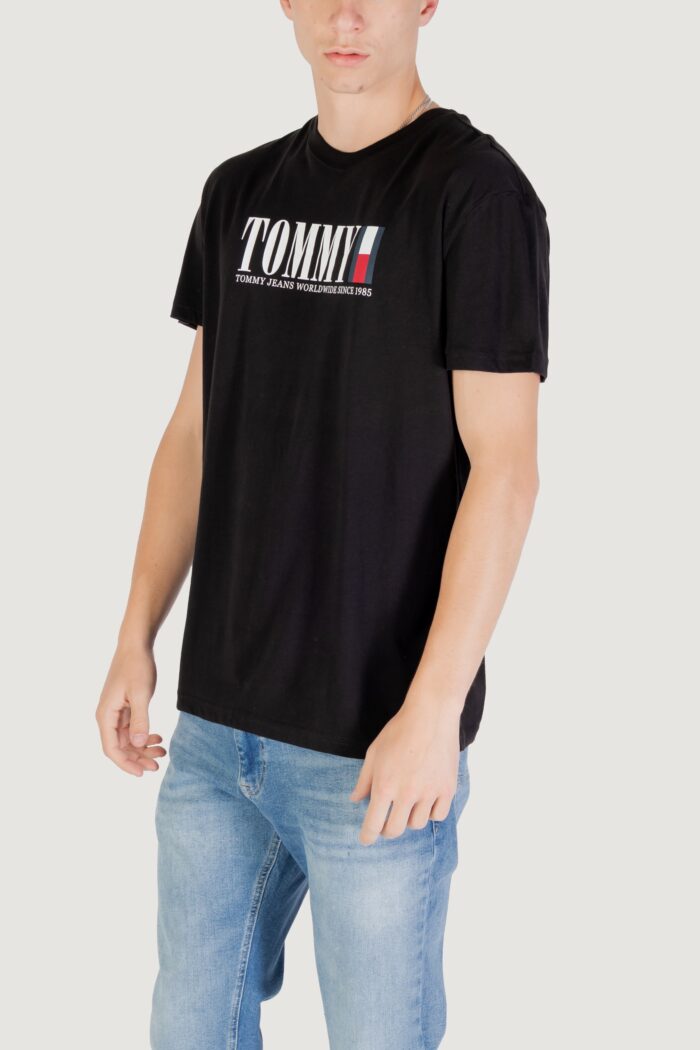T-shirt Tommy Hilfiger TJM REG TOMMY DNA FL Nero – DM0DM21941