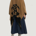 Mantella Liu-Jo PONCHO OVAL MONOGRAM Terra - Fango - Foto 4