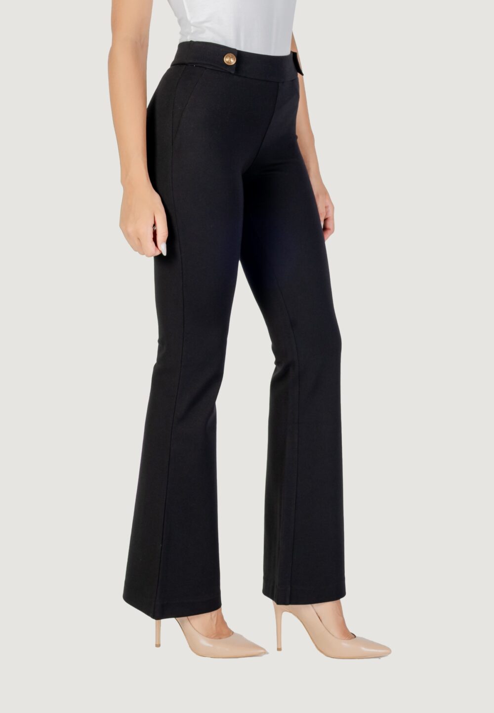 Pantaloni bootcut Guess MAELICE BUTTONS FLARE PANT Nero - Foto 4