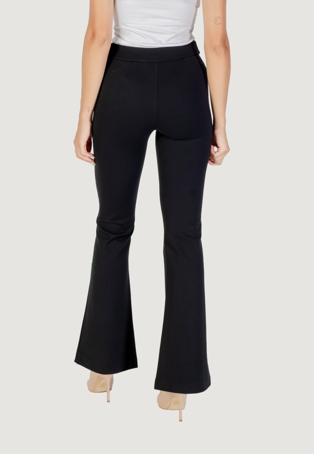 Pantaloni bootcut Guess MAELICE BUTTONS FLARE PANT Nero - Foto 5