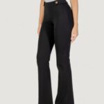 Pantaloni bootcut Guess MAELICE BUTTONS FLARE PANT Nero - Foto 3