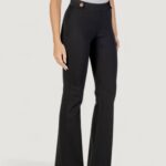Pantaloni bootcut Guess MAELICE BUTTONS FLARE PANT Nero - Foto 2