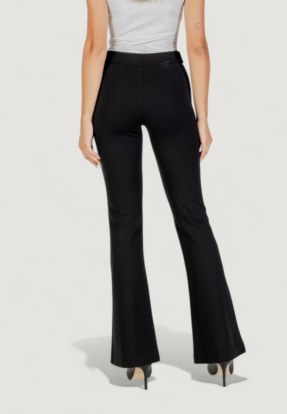 Pantaloni bootcut Guess MAELICE BUTTONS FLARE PANT Nero - Foto 4