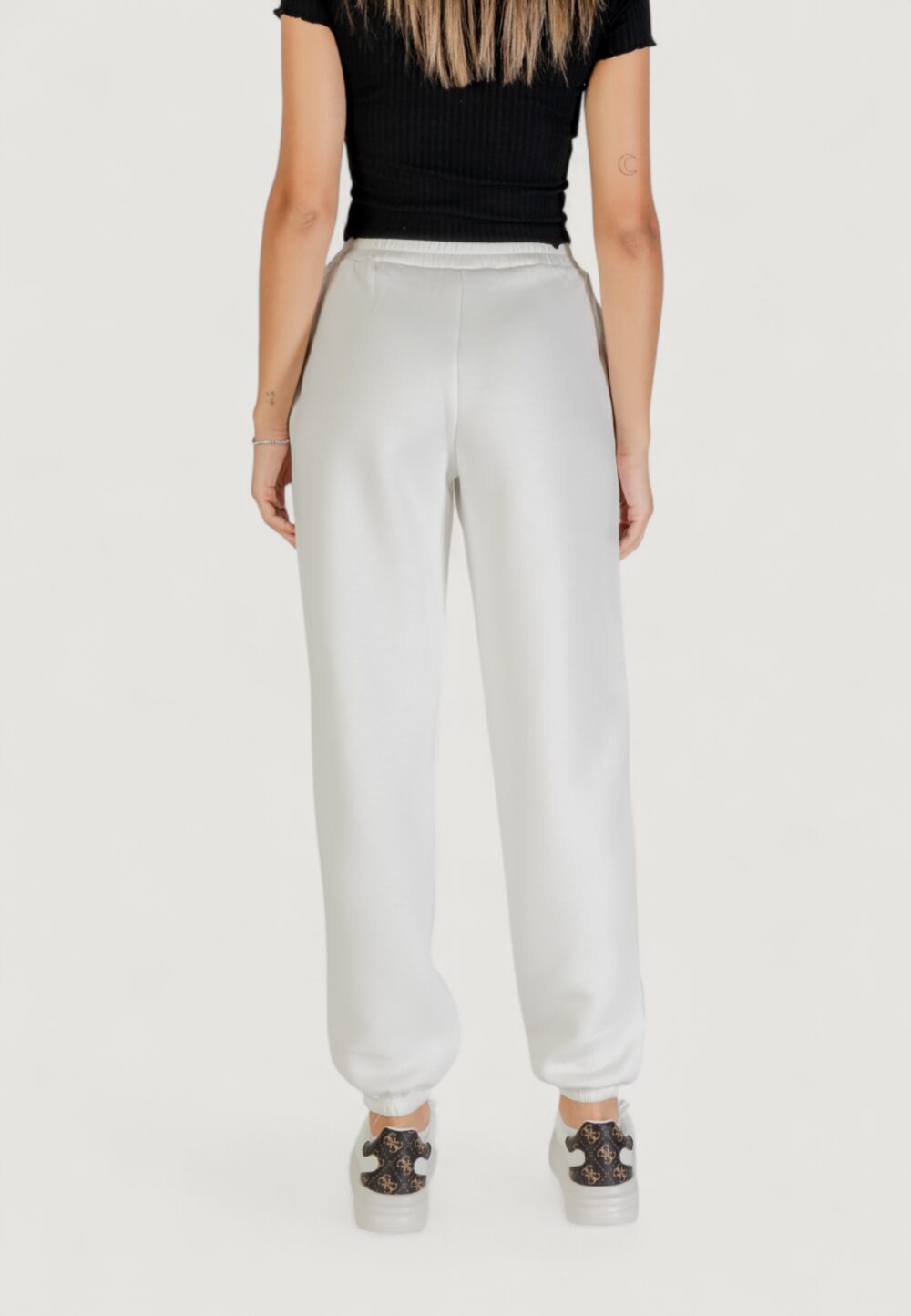 Pantaloni sportivi Guess Active CECILIA SCUBA JOGGER PANTS Latte - Foto 5