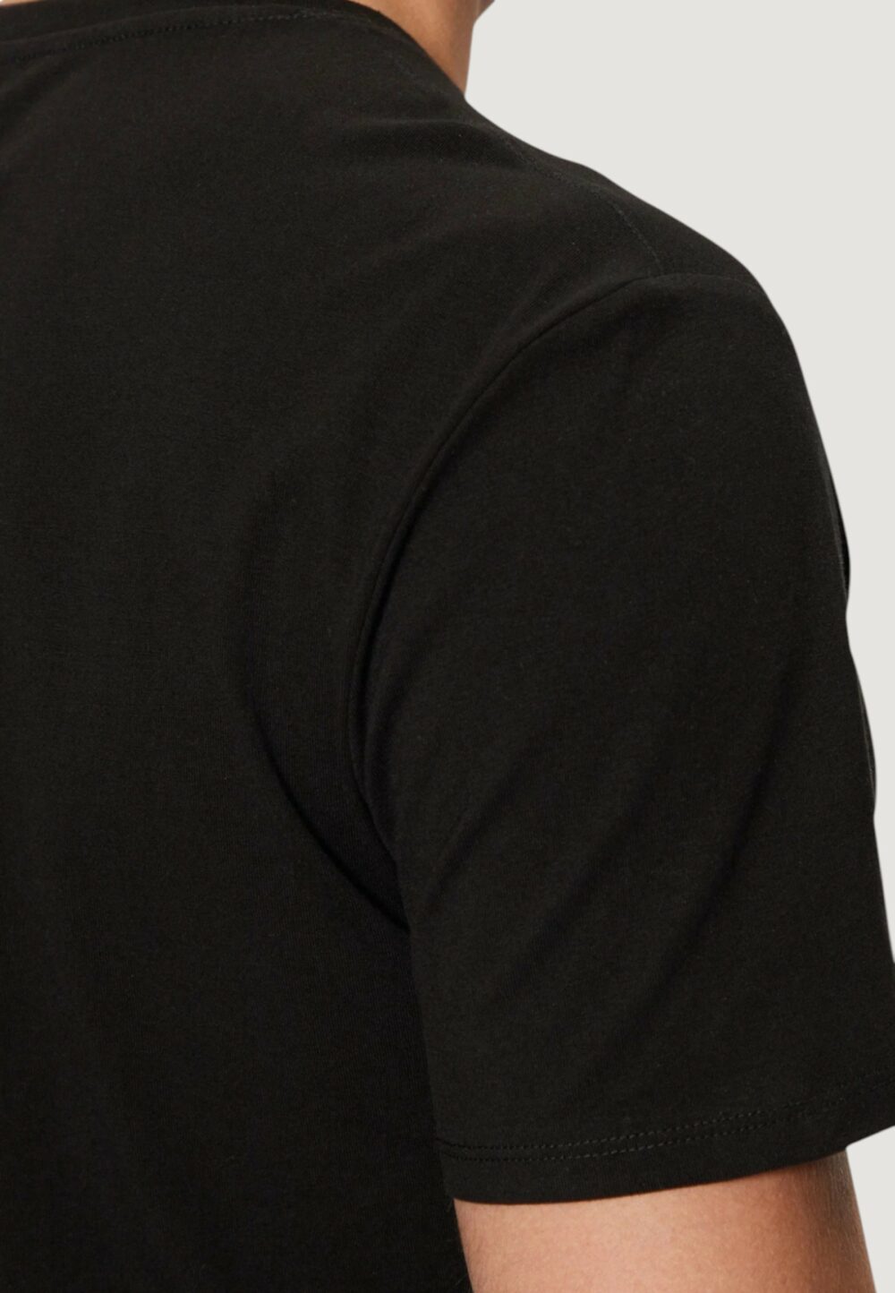 T-shirt Guess CN SS CORE TEE Nero - Foto 5