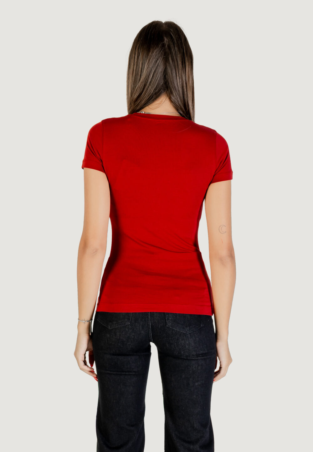 T-shirt Guess CN SS EMBRO SCRIPT LOGO TEE Rosso - Foto 5