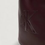 Borsa Calvin Klein RAISED CK LARGE BUCKET Bordeaux - Foto 2