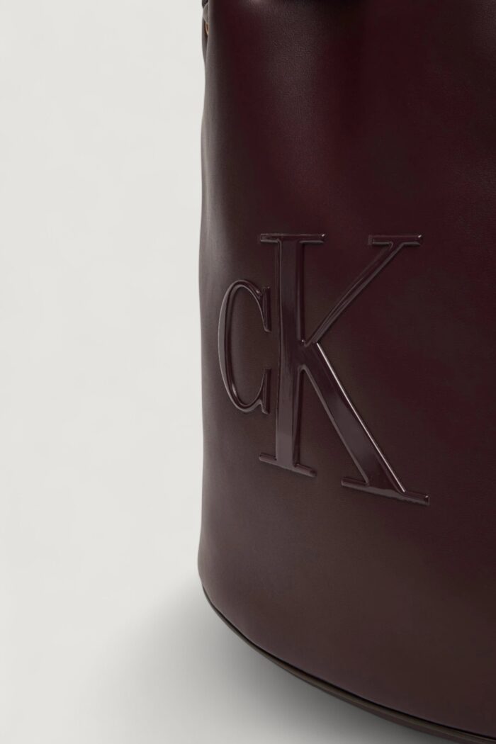 Borsa Calvin Klein RAISED CK LARGE BUCKET Bordeaux – LV04F3232G