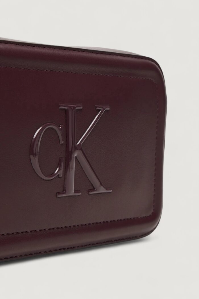 Borsa Calvin Klein BOLD CK CAMERA BAG Bordeaux – LV04F3220G