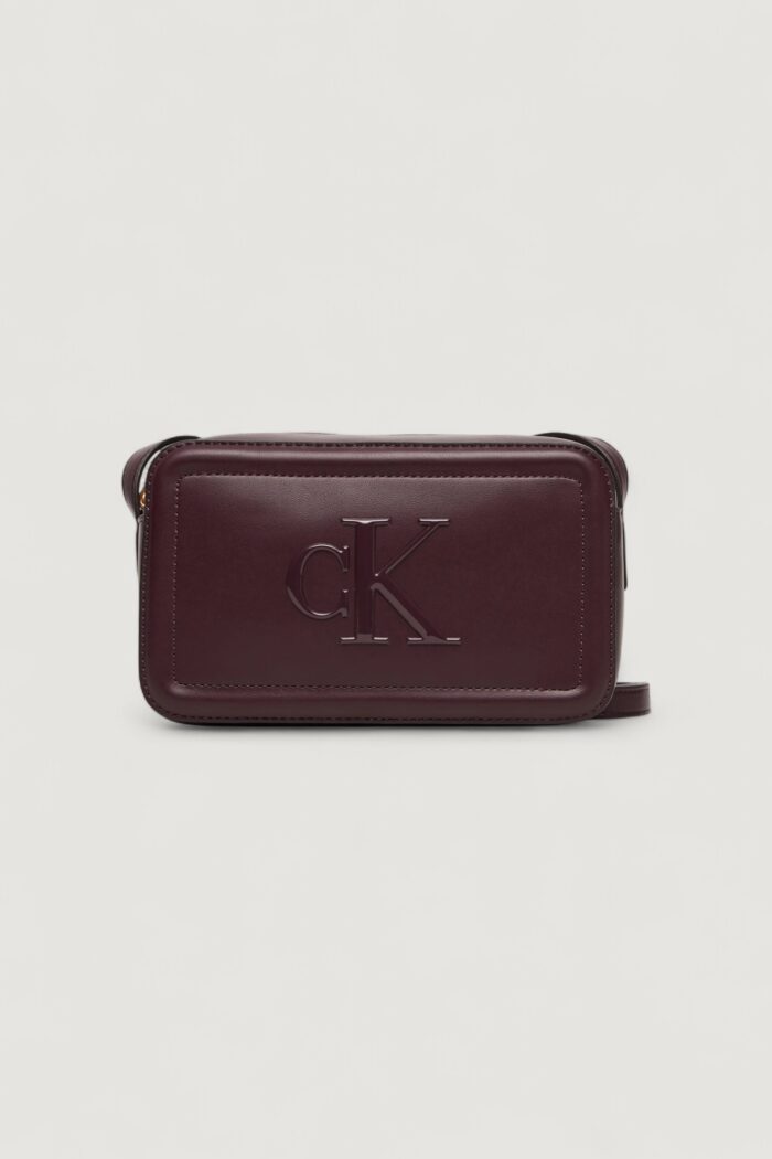 Borsa Calvin Klein BOLD CK CAMERA BAG Bordeaux – LV04F3220G