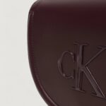 Borsa Calvin Klein RAISED CK SADDLE CROSSBODY Bordeaux - Foto 2