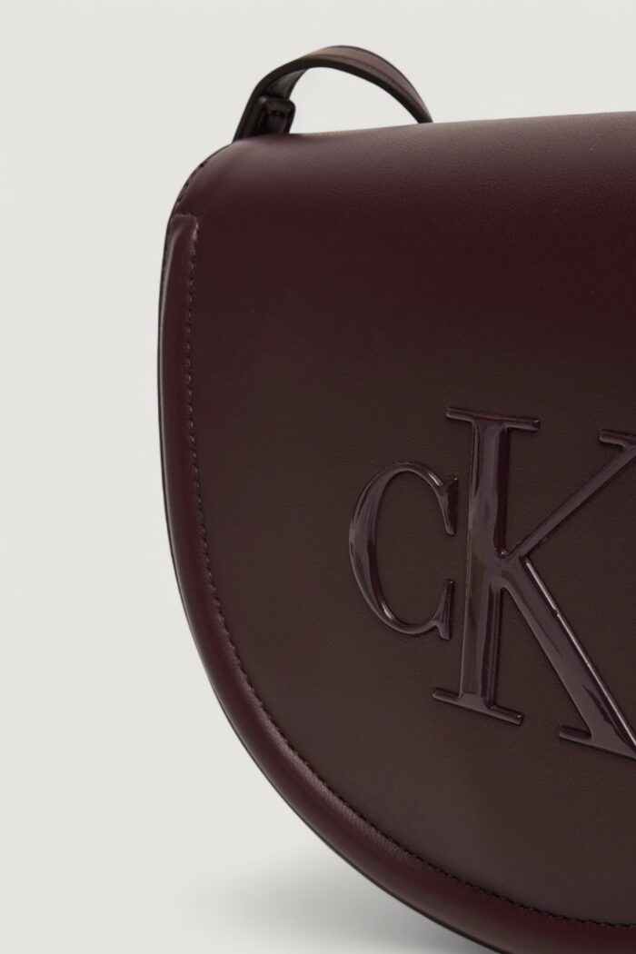 Borsa Calvin Klein RAISED CK SADDLE CROSSBODY Bordeaux – LV04F3221G
