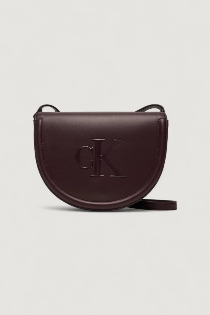 Borsa Calvin Klein RAISED CK SADDLE CROSSBODY Bordeaux – LV04F3221G