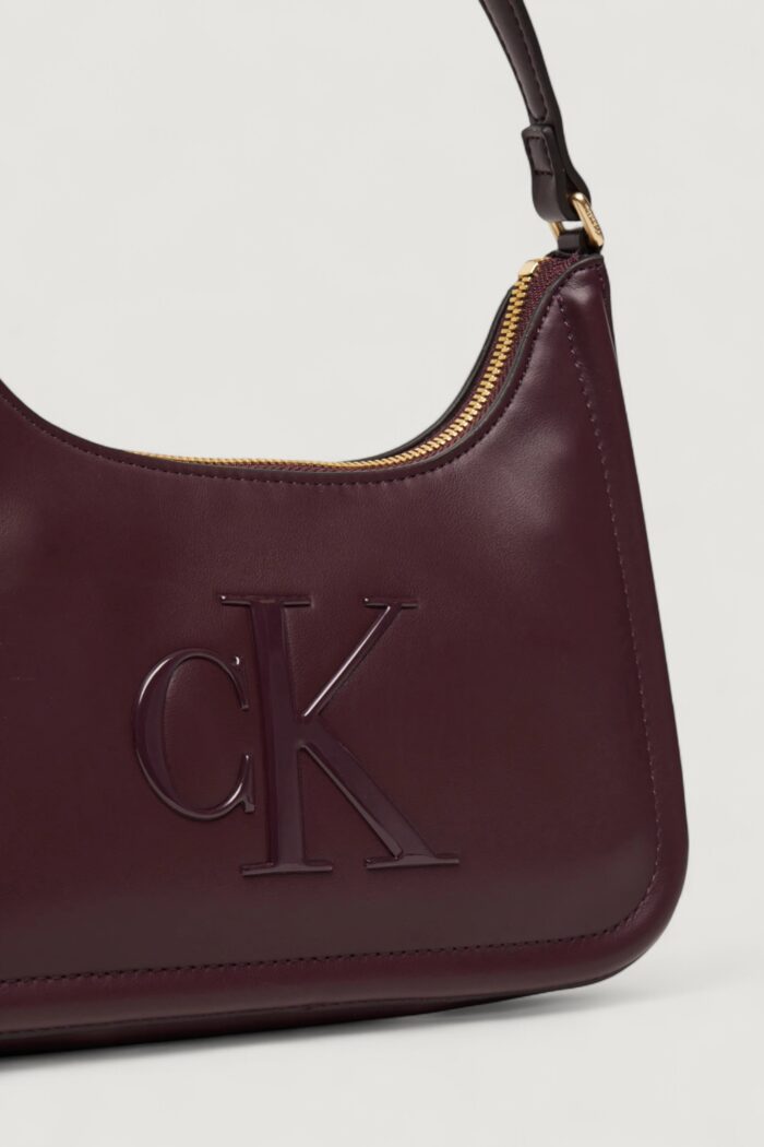Borsa Calvin Klein RAISED CK SMALL SHOULDER BAG Bordeaux – LV04F3230G