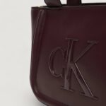 Borsa Calvin Klein RAISED CK SMALL TOTE WITH STRAP Bordeaux - Foto 2