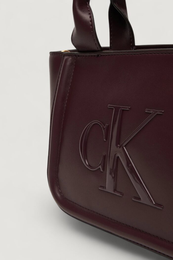 Borsa Calvin Klein RAISED CK SMALL TOTE WITH STRAP Bordeaux – LV04F3219G