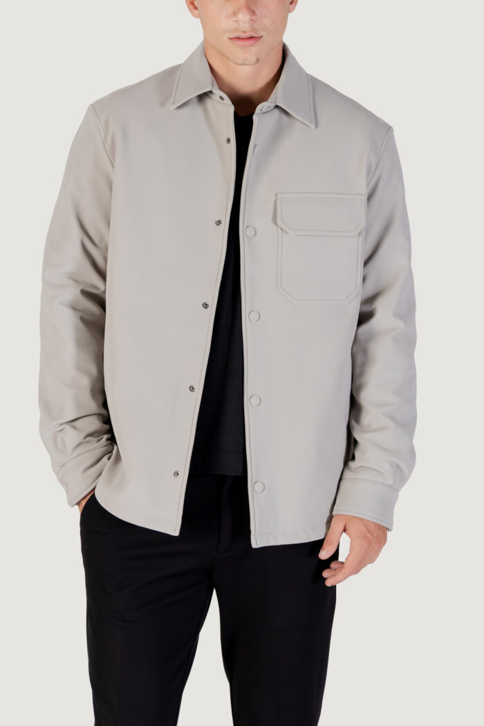 Camicia manica lunga Antony Morato REGULAR FIT WITH LOGOED METAL BADGE Grigio Chiaro – MMSL00772-FA600297