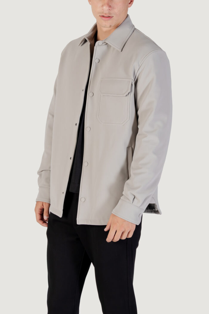 Camicia manica lunga Antony Morato REGULAR FIT WITH LOGOED METAL BADGE Grigio Chiaro – MMSL00772-FA600297