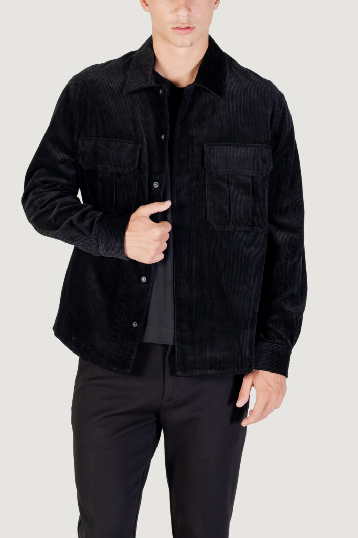 Camicia manica lunga Antony Morato REGULAR FIT WITH LOGOED METAL BADGE Nero – MMSL00770-FA300030