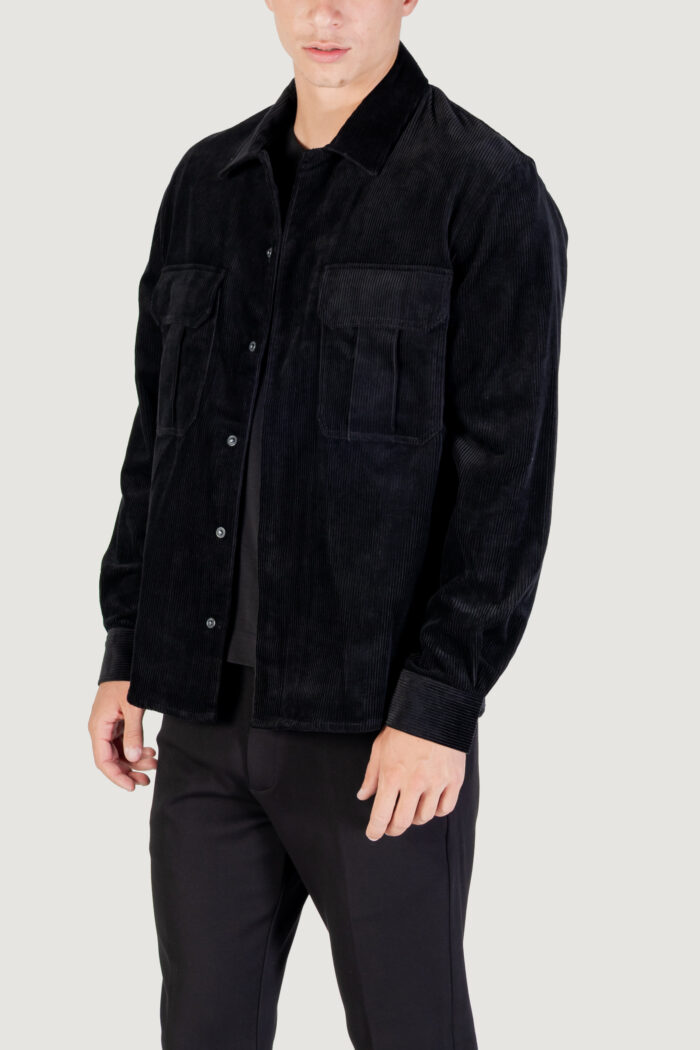 Camicia manica lunga Antony Morato REGULAR FIT WITH LOGOED METAL BADGE Nero – MMSL00770-FA300030