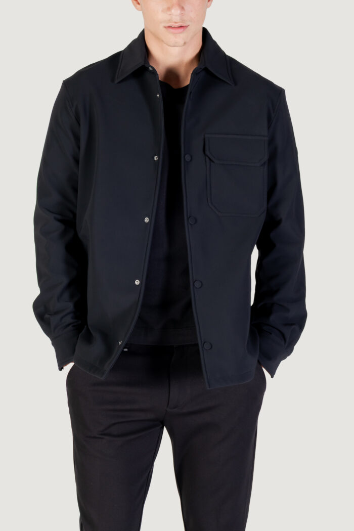 Camicia manica lunga Antony Morato REGULAR FIT WITH LOGOED METAL BADGE Nero – MMSL00772-FA600297