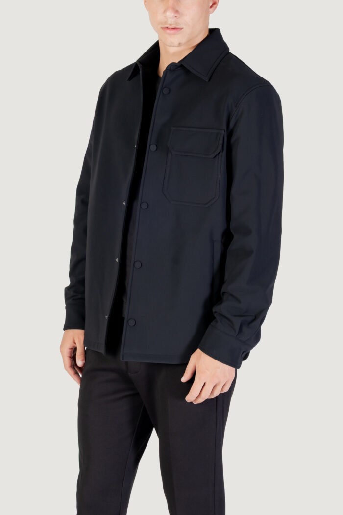 Camicia manica lunga Antony Morato REGULAR FIT WITH LOGOED METAL BADGE Nero – MMSL00772-FA600297