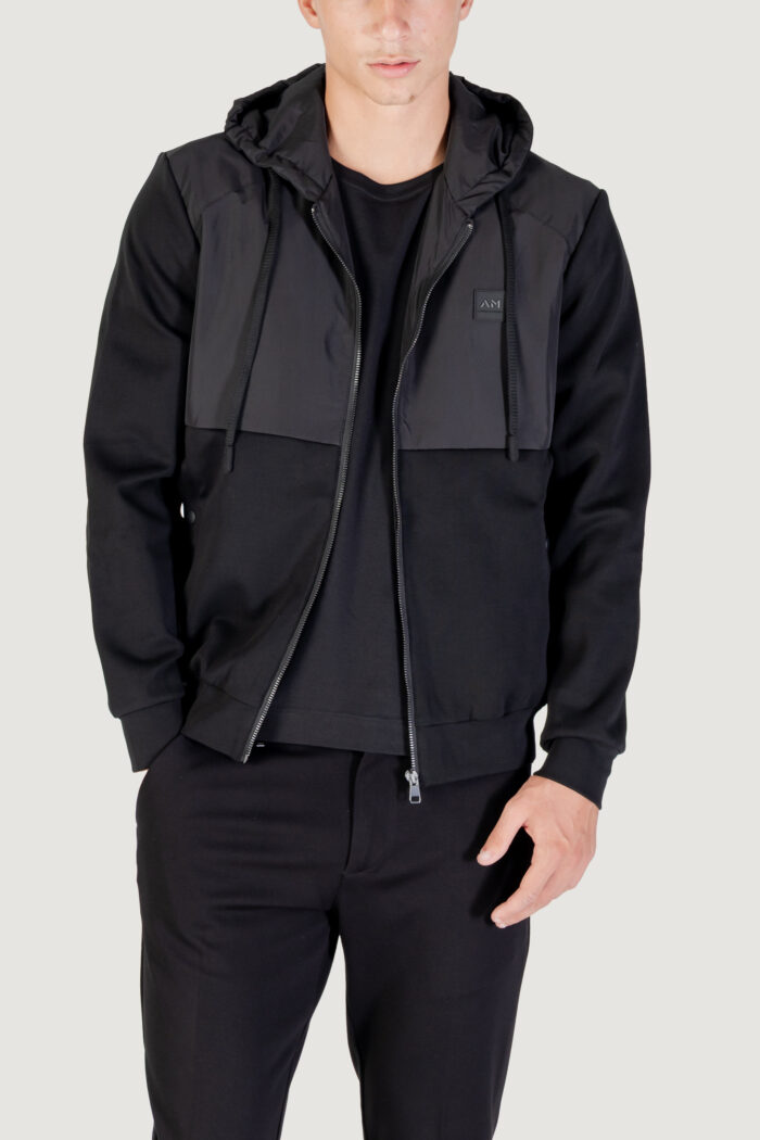 Felpa con cappuccio Antony Morato REGULAR FIT WITH TECHNO FABRIC AS CONTRAST AND LOGOED PATCH Nero – MMFL01100-FA150168