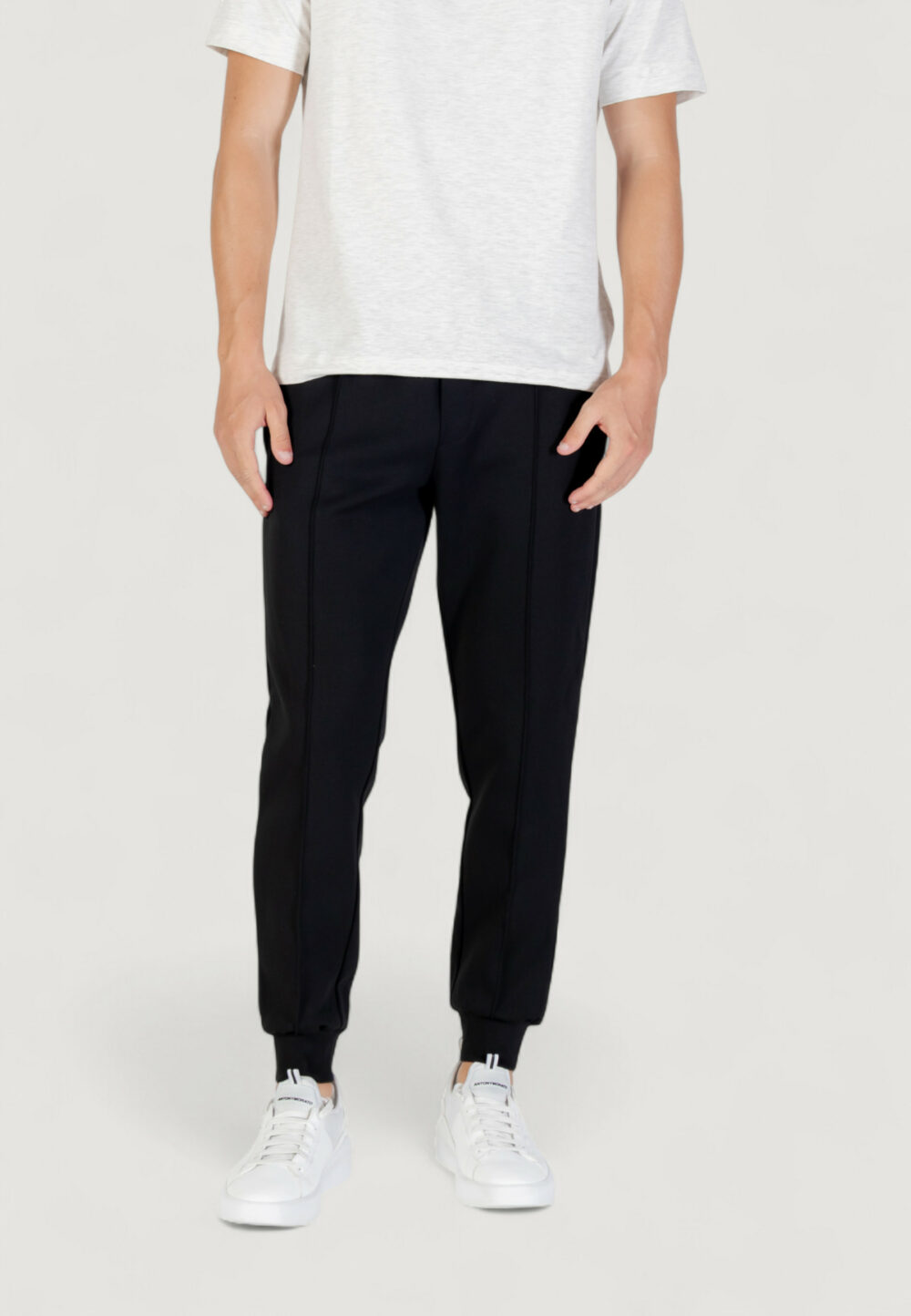 Pantaloni sportivi Antony Morato CARROT FIT WITH LOGOED METAL BADGE Nero - Foto 1