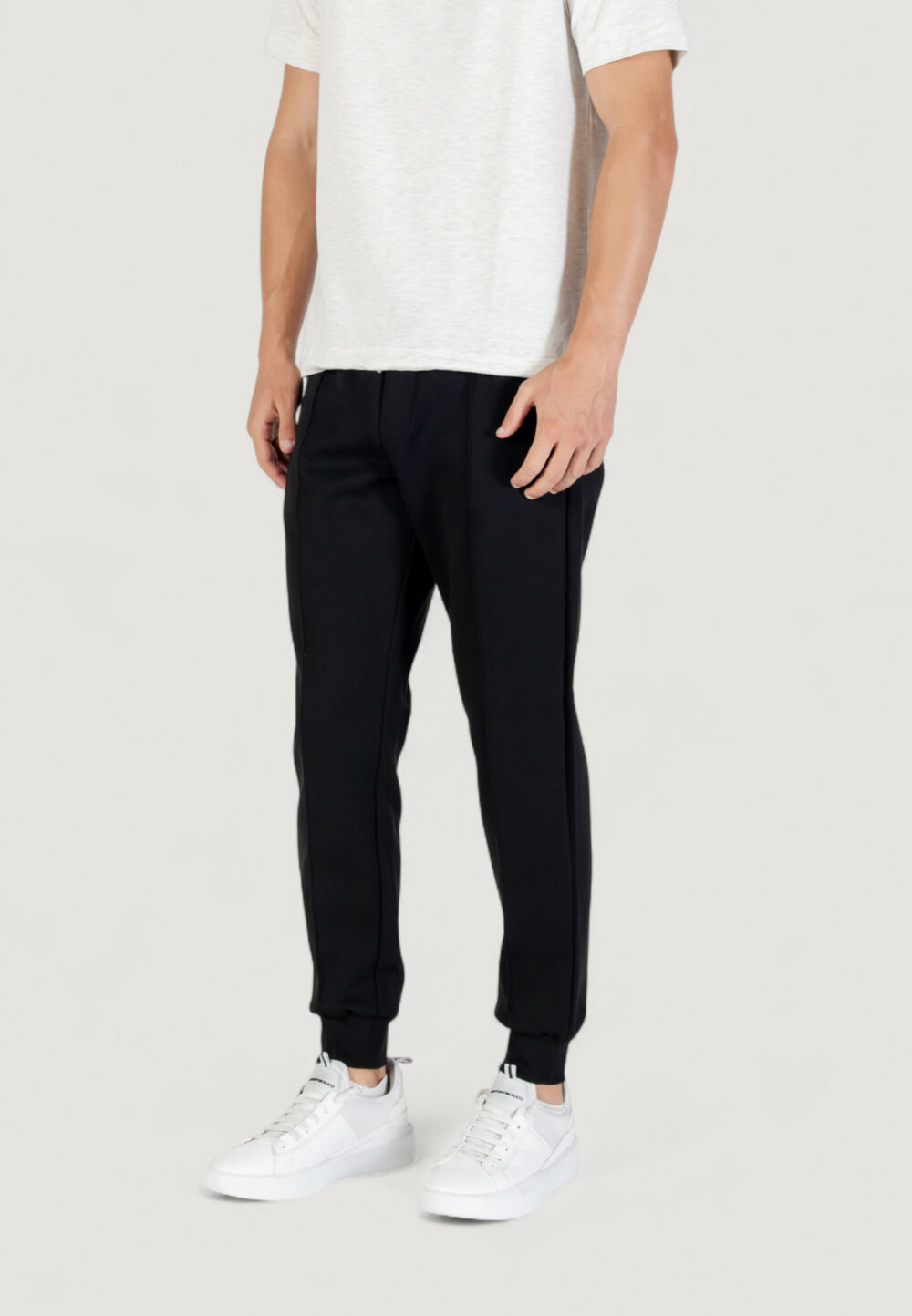 Pantaloni sportivi Antony Morato CARROT FIT WITH LOGOED METAL BADGE Nero - Foto 2