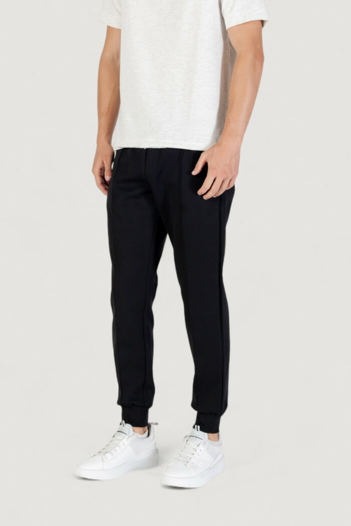 Pantaloni sportivi Antony Morato CARROT FIT WITH LOGOED METAL BADGE Nero – MMFP00413-FA150168