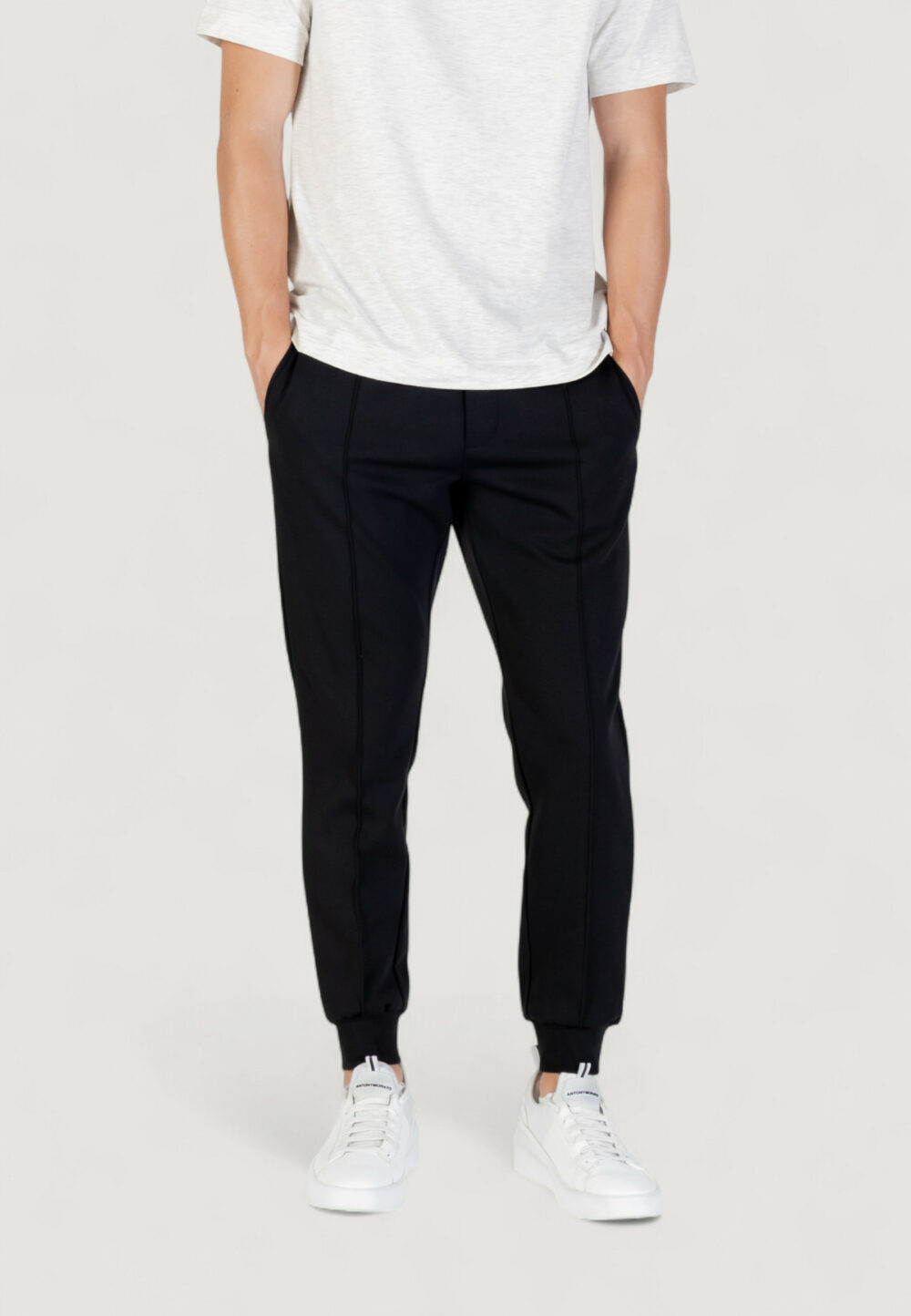 Pantaloni sportivi Antony Morato CARROT FIT WITH LOGOED METAL BADGE Nero - Foto 5