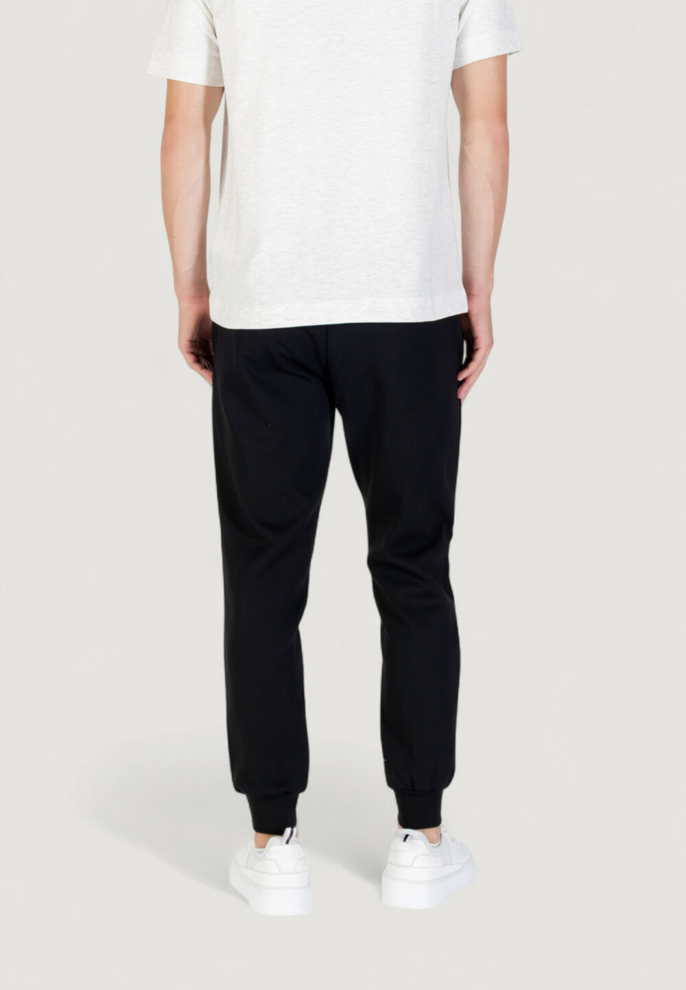 Pantaloni sportivi Antony Morato CARROT FIT WITH LOGOED METAL BADGE Nero - Foto 4
