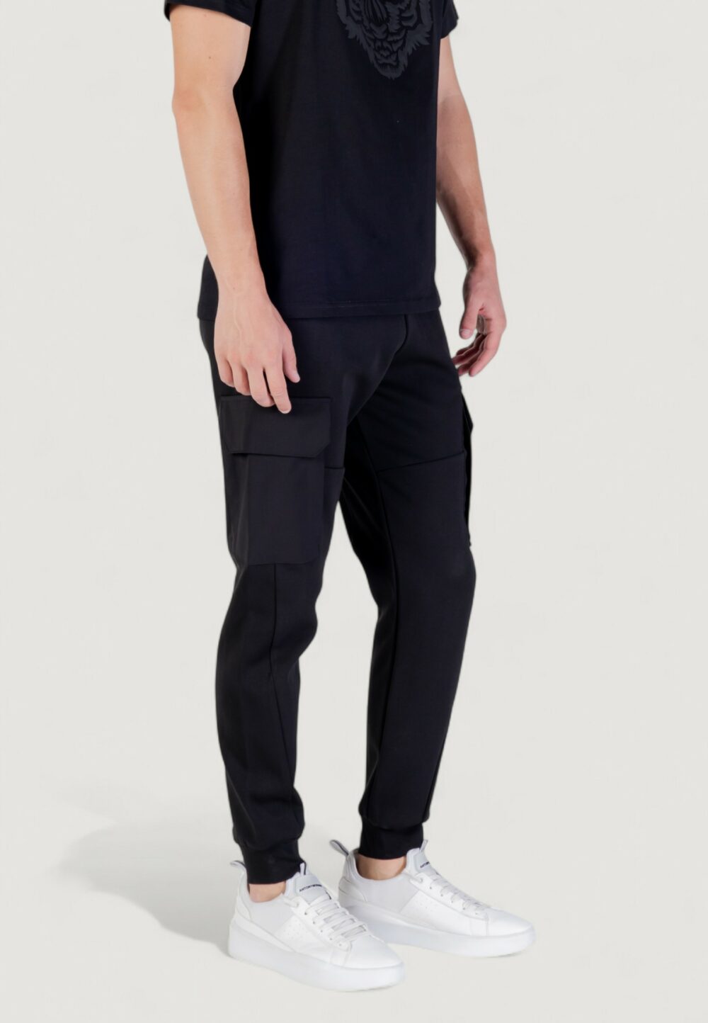 Pantaloni sportivi Antony Morato REGULAR FIT WITH LOGOED RUBBER FLAG Nero - Foto 4