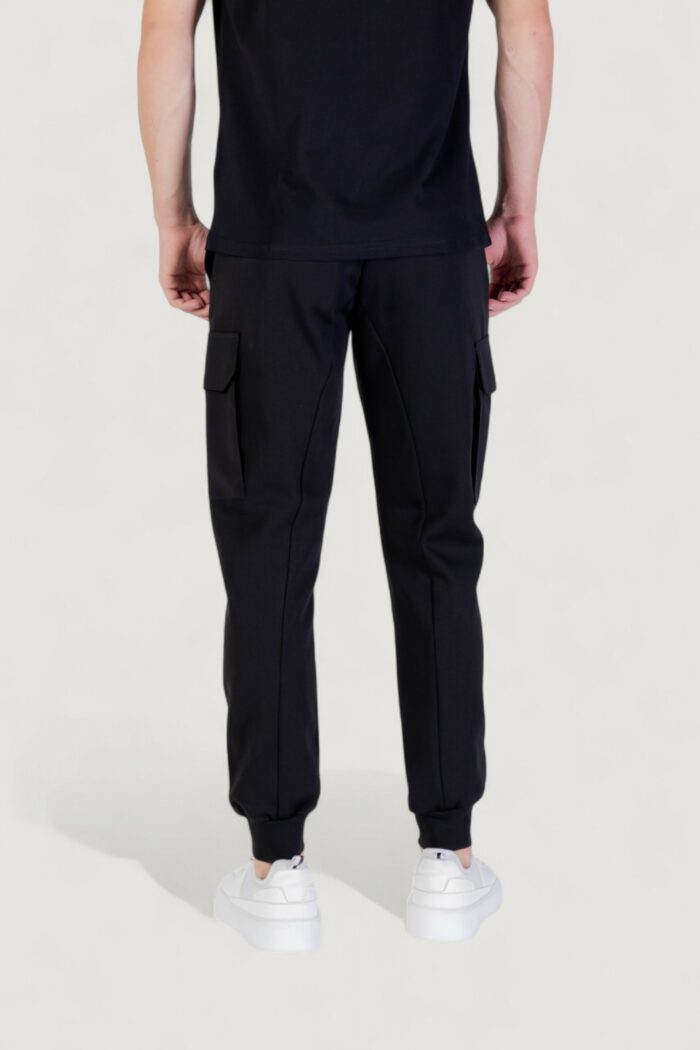 Pantaloni sportivi Antony Morato REGULAR FIT WITH LOGOED RUBBER FLAG Nero – MMFP00415-FA150168