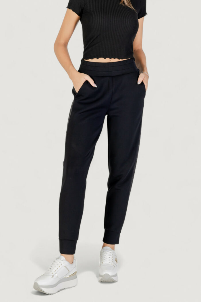 Pantaloni sportivi Guess NEW VICTOIRE SCUBA PANT Nero – W5YB11 KBYE2