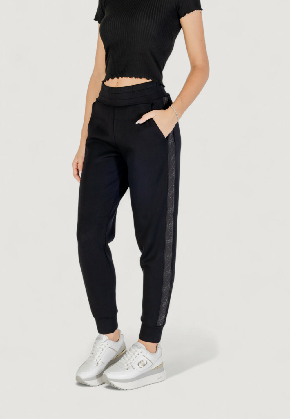 Pantaloni sportivi Guess NEW VICTOIRE SCUBA PANT Nero - Foto 3