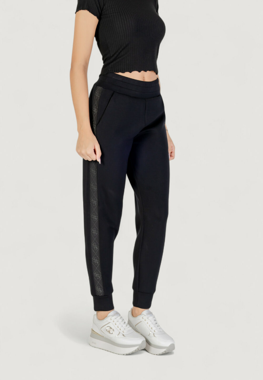 Pantaloni sportivi Guess NEW VICTOIRE SCUBA PANT Nero - Foto 4