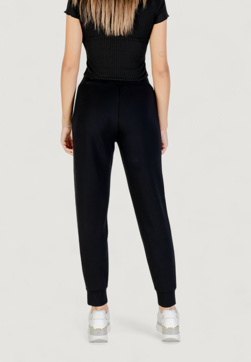 Pantaloni sportivi Guess NEW VICTOIRE SCUBA PANT Nero - Foto 5
