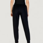 Pantaloni sportivi Guess NEW VICTOIRE SCUBA PANT Nero - Foto 5