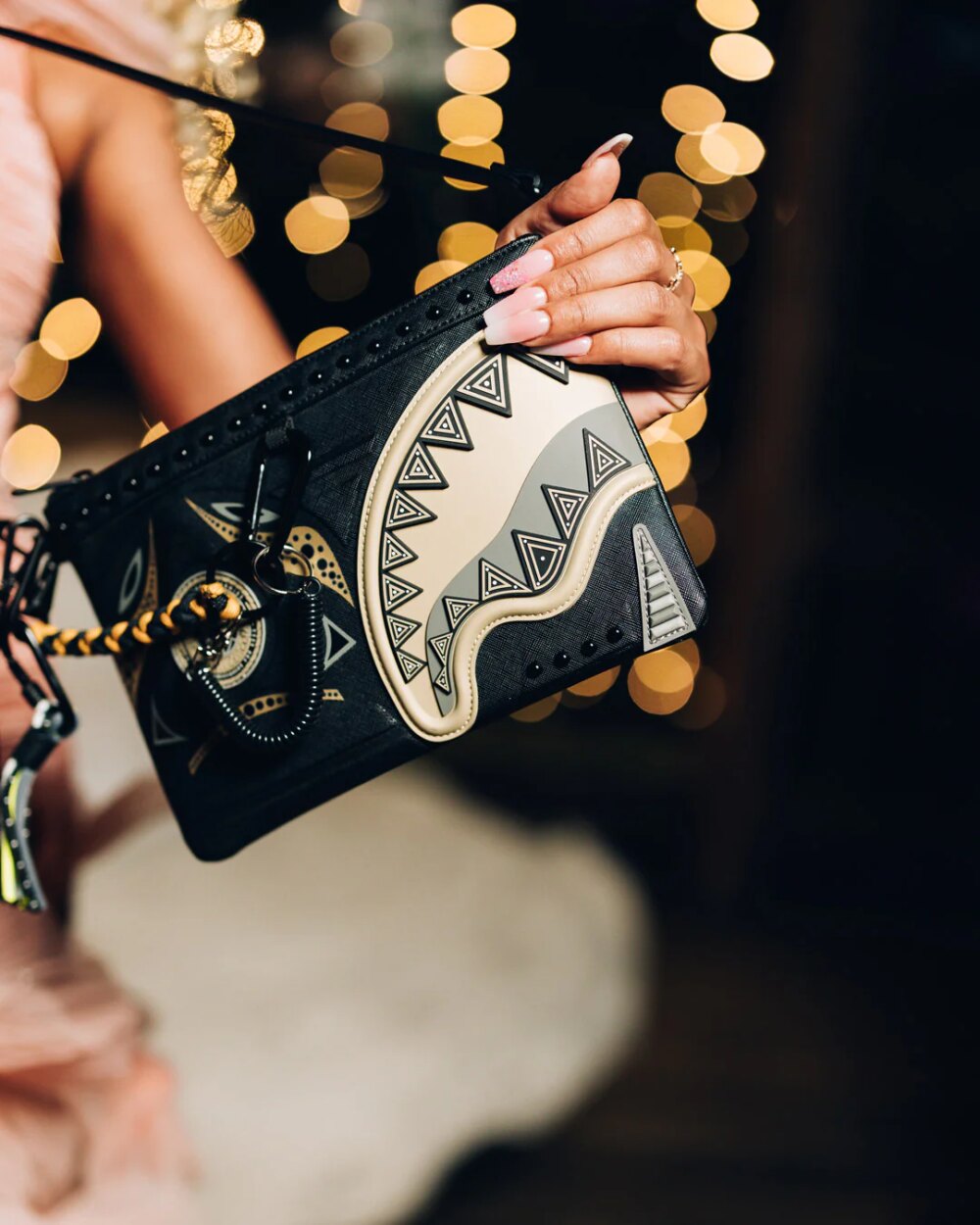 Pochette e beauty Sprayground AI WONDERLAND GOLD AND BLACK CROSSOVER CLUTCH Nero - Oro - Foto 4